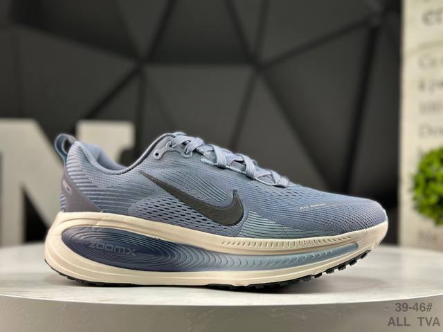 耐克 Nike Vomero 18 耐克 舒适减震防滑 低帮跑步鞋 全掌Reactx泡绵中底 前掌和后跟还配备了Air Zoom气垫单元 据说跑起来更快更舒适哦