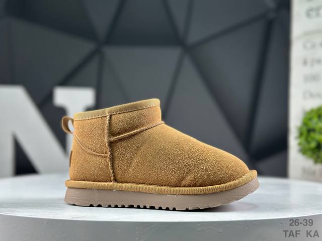 精品童鞋 Ugg 秋冬新款 经典迷你短筒靴小童鞋 亲子鞋 特别款 宋妍霏周冬雨明星同款 原单A级羊皮毛一体保暖性极强！！ 尺码：如图所示 Taf Ka