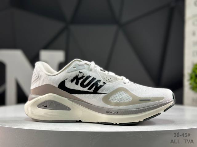 耐克 Nk Zoom Structure 26 黑白 稳程26缓震舒适轻量跑步鞋 鞋面采用聚酯纤维网面材质制作。鞋身整体轻盈舒适透气，整体颜色非常协调，简约风格