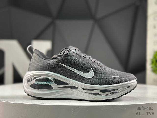 耐克 Nike Vomero plus 耐克 舒适减震防滑 低帮跑步鞋 全掌Reactx泡绵中底 前掌和后跟还配备了Air Zoom气垫单元 据说跑起来更快更舒