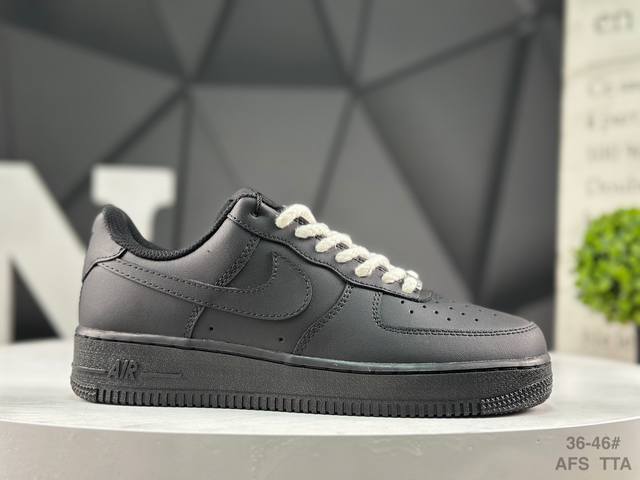 耐克 Nike Air Force 1 ‘07 Low 空军一号含气垫 低帮百搭厚底**休闲运动板鞋。柔软、弹性十足的缓震性能和出色的中底设计，横跨复古与现代的