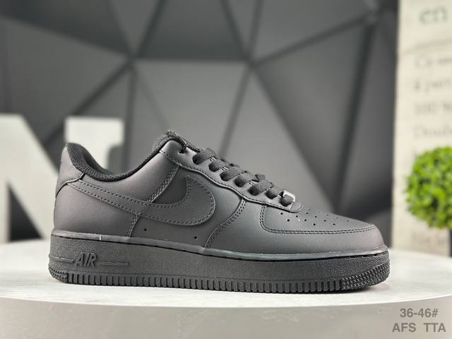 耐克 Nike Air Force 1 ‘07 Low 空军一号含气垫 低帮百搭厚底增高休闲运动板鞋。柔软、弹性十足的缓震性能和出色的中底设计，横跨复古与现代的