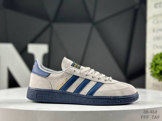 阿迪达斯 Adidas Handball Spezial， 选用黑色麂皮制作鞋身，附装饰鞋侧三条杠、鞋尾等细节呈现。1979年为手球运动员打造，如今力求展现时尚