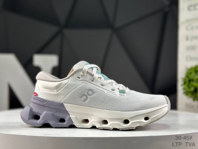 On 昂跑 Cloudflyer5 轻量运动休闲鞋！脚感很舒服，鞋底柔软且包裹性好，上脚显腿长，不用系鞋带很方便～ 不管休闲还是运动都很百搭。 尺码：如图所示