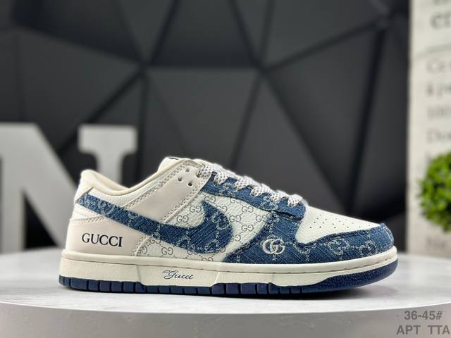 福利特价 耐克 Nike Dunk Low 此款主张打破传统的工业化流水线设计限制，以Made By Ideas的超级创意为理念，集结众多潮流设计师，结合时下最