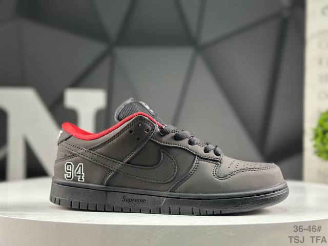 耐克 Supreme X Nike Dunk Sb Low 此款鞋跟上绣有“94”字样，纪念品牌的创立年份，该品牌的标志性徽标还被蚀刻在了中底的侧壁上。鞋垫沿用