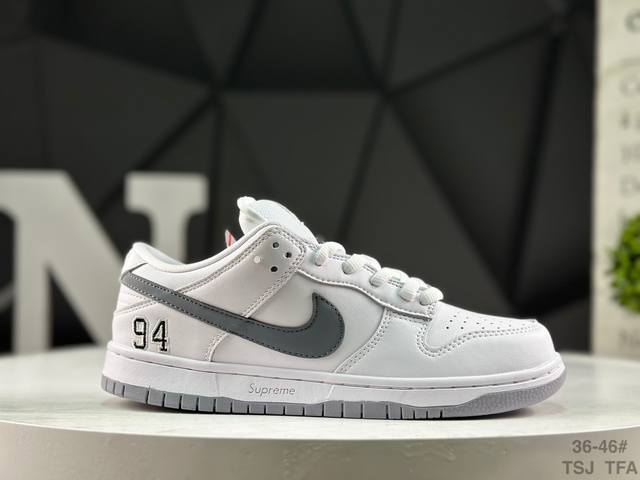 耐克 Supreme X Nike Dunk Sb Low 此款鞋跟上绣有“94”字样，纪念品牌的创立年份，该品牌的标志性徽标还被蚀刻在了中底的侧壁上。鞋垫沿用
