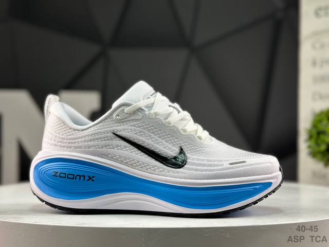 公司级带半码 耐克 Nike Vomero plus 耐克 舒适减震防滑 低帮跑步鞋 全掌Reactx泡绵中底 前掌和后跟还配备了Air Zoom气垫单元 据说