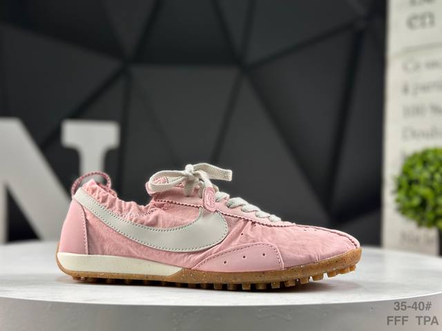 耐克 Nike X Jacquemus网眼鞋面透气性不错，走路脚面也没闷汗。鞋型偏窄但不挤脚，鞋带系紧后脚踝处贴合度挺好，跑步时不会晃。 踩上去鞋底有一定弹性，