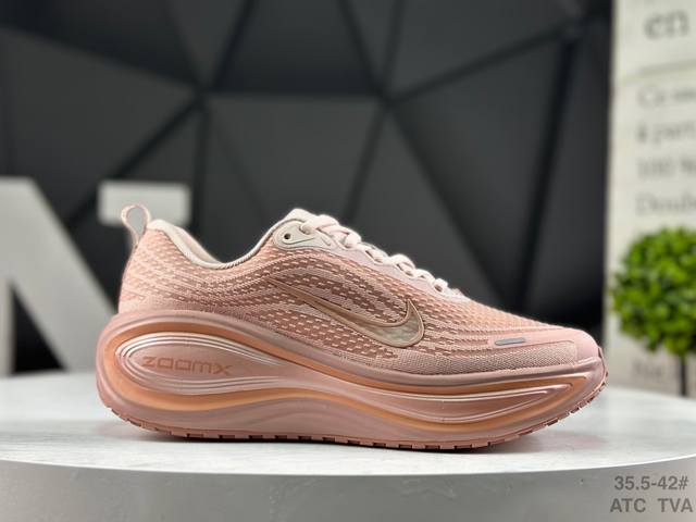 耐克 Nike Vomero plus 耐克 舒适减震防滑 低帮跑步鞋 全掌Reactx泡绵中底 前掌和后跟还配备了Air Zoom气垫单元 据说跑起来更快更舒