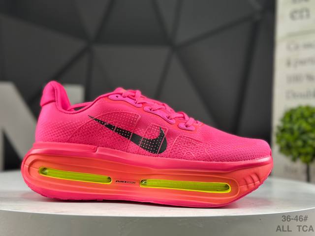 耐克 Nike Vomero premium 耐克 飞马 舒适减震防滑 低帮跑步鞋 全掌Reactx泡绵中底 前掌和后跟还配备了Air Zoom气垫单元 据说跑