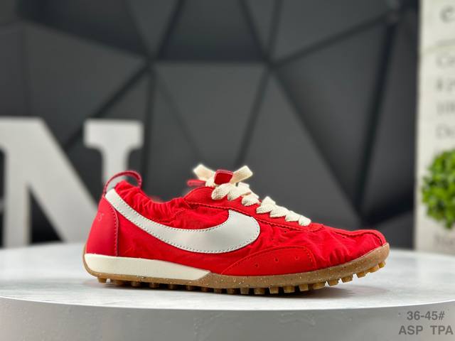 耐克 Nike X Jacquemus网眼鞋面透气性不错，走路脚面也没闷汗。鞋型偏窄但不挤脚，鞋带系紧后脚踝处贴合度挺好，跑步时不会晃。 踩上去鞋底有一定弹性，