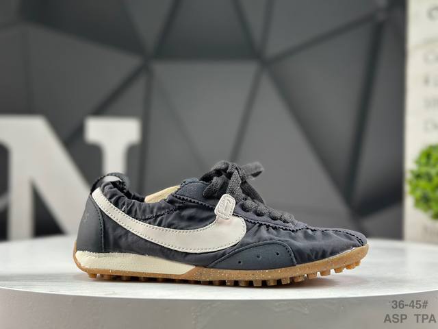 耐克 Nike X Jacquemus网眼鞋面透气性不错，走路脚面也没闷汗。鞋型偏窄但不挤脚，鞋带系紧后脚踝处贴合度挺好，跑步时不会晃。 踩上去鞋底有一定弹性，