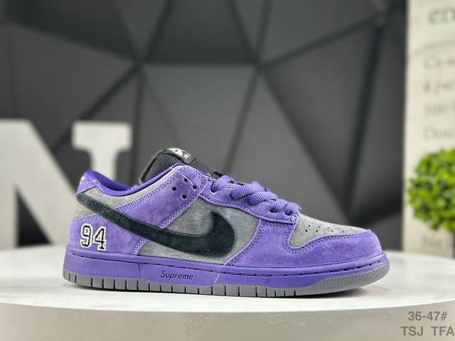 耐克 Supreme X Nike Dunk Sb Low 此款鞋跟上绣有“94”字样，纪念品牌的创立年份，该品牌的标志性徽标还被蚀刻在了中底的侧壁上。鞋垫沿用
