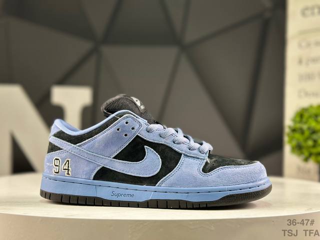 耐克 Supreme X Nike Dunk Sb Low 此款鞋跟上绣有“94”字样，纪念品牌的创立年份，该品牌的标志性徽标还被蚀刻在了中底的侧壁上。鞋垫沿用