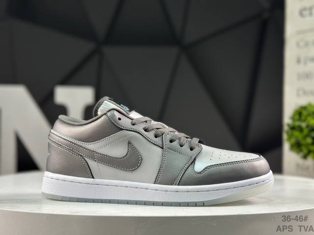 耐克 Air Jordan 1 Low 低帮 蓝柠檬 Aj1 乔丹1代 Aj1 乔1 低邦 蓝黄拼接 乔丹篮球鞋系列 鞋身采用蓝色皮革勾勒轮廓，明黄色注入后跟收