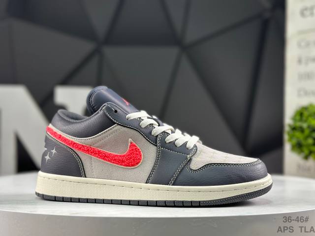 耐克 Air Jordan 1 Low 低帮 蓝柠檬 Aj1 乔丹1代 Aj1 乔1 低邦 蓝黄拼接 乔丹篮球鞋系列 鞋身采用蓝色皮革勾勒轮廓，明黄色注入后跟收
