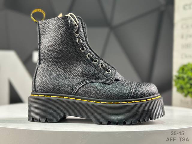 Dr.Martens 马汀博士 采用软质荔枝纹头层牛培皮打造鞋面，厚实耐磨pvc原厂透明水晶橡胶大底，原版一致空补胶“零胶”工艺，真实大底拉帮线锁底，跟高5.5
