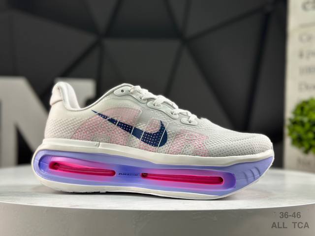 耐克 Nike Vomero premium 耐克 飞马 舒适减震防滑 低帮跑步鞋 全掌Reactx泡绵中底 前掌和后跟还配备了Air Zoom气垫单元 据说跑