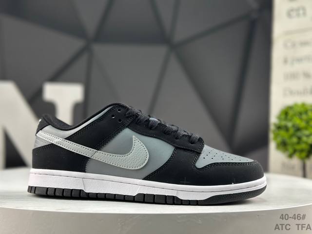耐克 Nike Dunk Low 此款以简约大方的造型设计，给人以随性休闲的时尚格调，穿着舒适轻便，运动灵活自如，满足日常个性穿搭。 货号: Ib3079 00