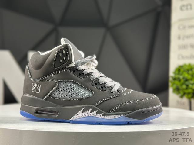 Air Jordan 5 Retro Sail Aj5 乔丹5代 乔丹篮球鞋系列 鞋面整体采用了皮革面料打造，配色方面以白色示人，整体颜值还是非常不错的！鞋身侧