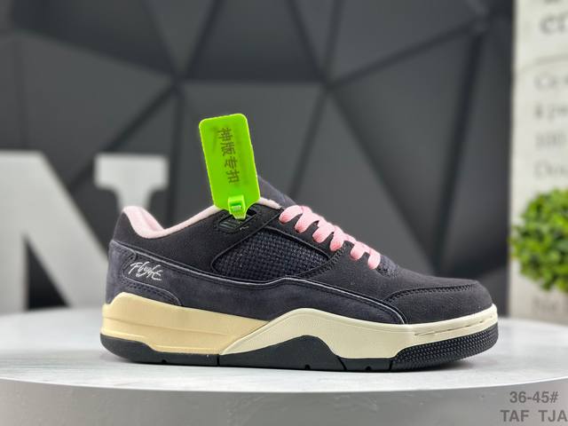 头层带半码 Air Jordan Flight Court 乔丹系列低帮篮球鞋 鞋款整体以白色皮革打造，搭配侧身灰色皮革框架，鞋舌及后跟Jjumpman Log