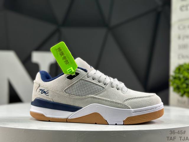 头层带半码 Air Jordan Flight Court 乔丹系列低帮篮球鞋 鞋款整体以白色皮革打造，搭配侧身灰色皮革框架，鞋舌及后跟Jjumpman Log