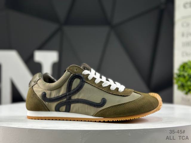 Loewe罗意威 Ballet Runner 2.0小牛皮 圆头系带 低帮 生活休闲鞋 罗意威全新版大头运动鞋Ballet Runner2.0，以其独特的设计和