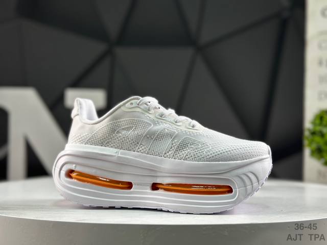 耐克 Nike Vomero premium 耐克 飞马 舒适减震防滑 低帮跑步鞋 全掌Reactx泡绵中底 前掌和后跟还配备了Air Zoom气垫单元 据说跑