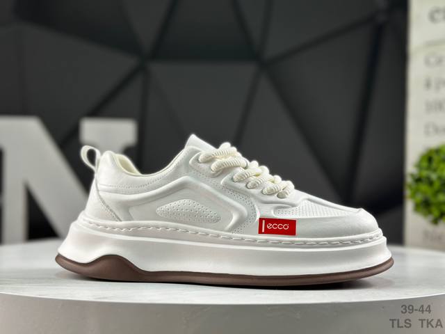 Ecco爱步 健步系列运动鞋 休闲跑步鞋 脚感轻便舒适度真心没的说 面料Ecco家族工艺牛皮 鞋面开孔结构设计增强透气性 耐磨 防滑 轻便 兼顾透气性和包裹性