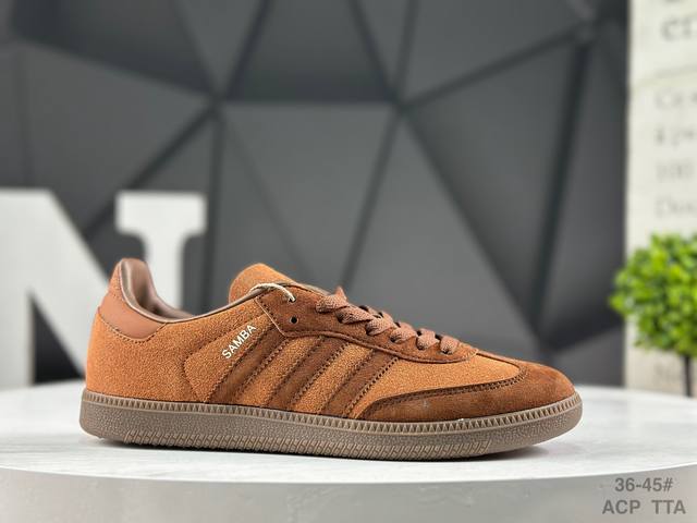 阿迪达斯 Adidas Samba 经典鞋款Adidas 近70年的经典Samba 修长的鞋楦,略微尖尖的鞋头,翻毛皮的鞋头拼接,这些我们都看得到的元素正是Sa