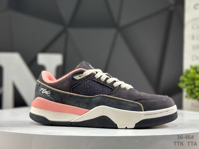 真标带半码 Air Jordan Flight Court 乔丹系列低帮篮球鞋 鞋款整体以白色皮革打造，搭配侧身灰色皮革框架，鞋舌及后跟Jjumpman Log