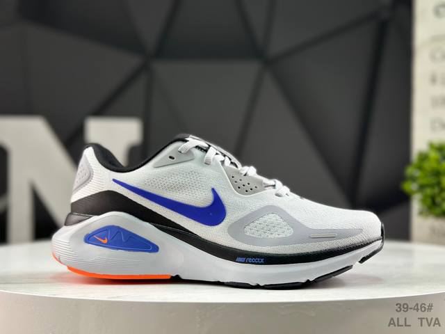 耐克 Nike Air Zoom Structure 26 轻量跑鞋鞋面采用透气工程网眼材质制作。鞋身整体轻盈舒适透气,鞋子颜色以玫红色为主色调！耐克Logo以