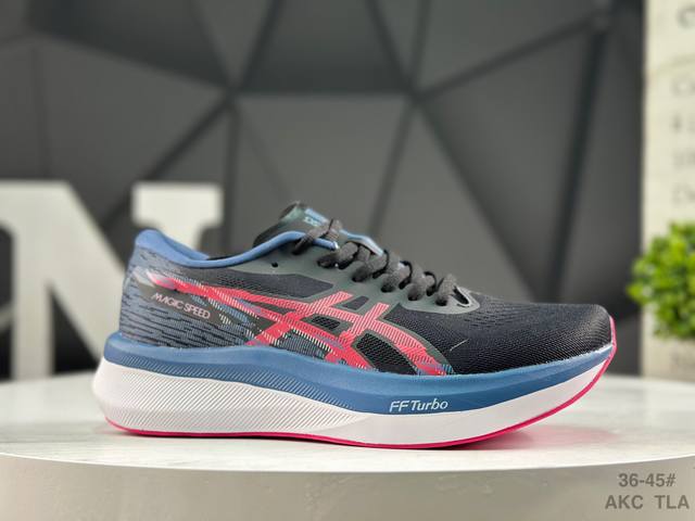 Asics 亚瑟士Magic Speed 4稳定跑鞋鞋面采用双层提花网面设计，提高包裹性和透气性，后跟搭载稳定系统科技T-Gel提升整体支撑力和结构感，减少对身