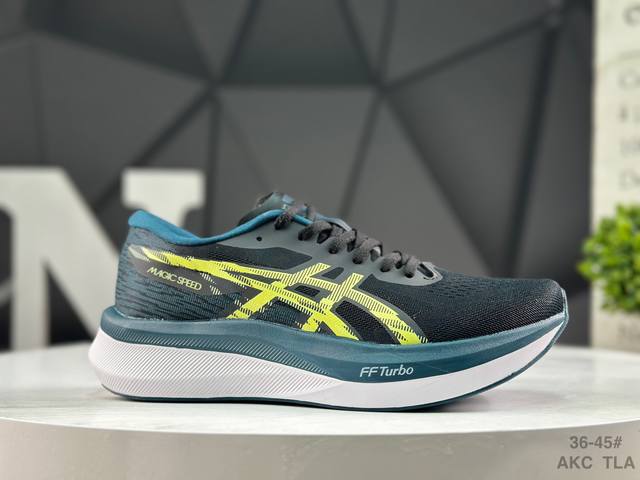 Asics 亚瑟士Magic Speed 4稳定跑鞋鞋面采用双层提花网面设计，提高包裹性和透气性，后跟搭载稳定系统科技T-Gel提升整体支撑力和结构感，减少对身