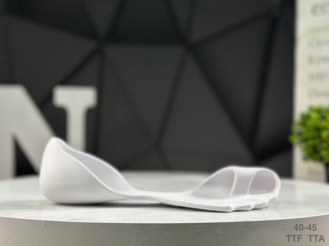 巴黎世家 Balenciaga 出赤足鞋了。 这个由创意总监 Demna 领导的西班牙品牌，最近展示了 2025 年秋季系列，推出了一款名为 Zero 的新款鞋