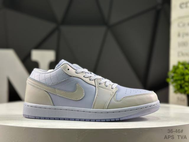 耐克 Air Jordan 1 Low 低帮 蓝柠檬 Aj1 乔丹1代 Aj1 乔1 低邦 蓝黄拼接 乔丹篮球鞋系列 鞋身采用蓝色皮革勾勒轮廓，明黄色注入后跟收
