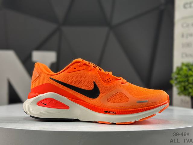 耐克 Nike Air Zoom Structure 26 轻量跑鞋鞋面采用透气工程网眼材质制作。鞋身整体轻盈舒适透气,鞋子颜色以玫红色为主色调！耐克Logo以