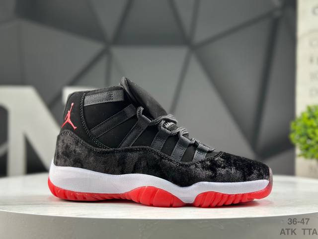 Air Jordan 11 Retro Wmns Bred Velvet 高帮 黑红天鹅绒该鞋款整体以大面积黑色天鹅绒配色呈现，最大的亮点是原本的漆皮部分采用了