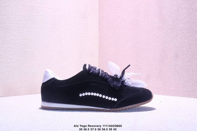 Alo Yogaalosunset新款运动鞋绒面革低帮薄底休闲鞋简约风 采用柔软麂皮拼接透气内里，鞋底具备一定缓震性，适合日常通勤或周末出游。品牌目前主要面向亚