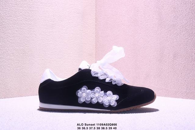 Alo Yogaalosunset新款运动鞋绒面革低帮薄底休闲鞋简约风 采用柔软麂皮拼接透气内里，鞋底具备一定缓震性，适合日常通勤或周末出游。品牌目前主要面向亚