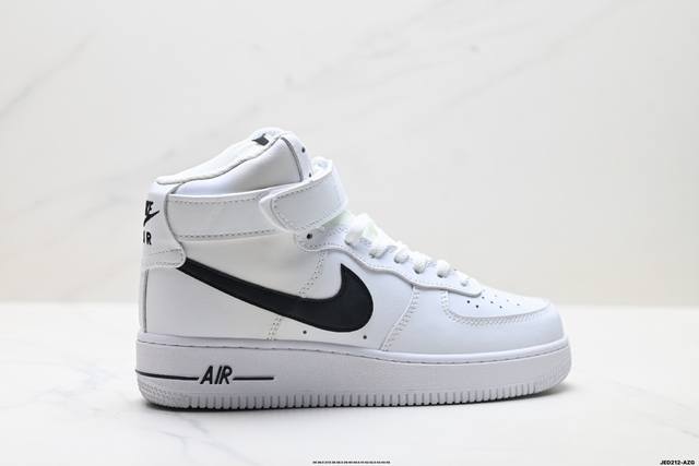 公司级耐克Nike Air Force 1 Low 空军一号高帮百搭休闲运动板鞋。柔软、弹性十足的缓震性能和出色的中底设计，横跨复古与现代的外型结合，造就出风靡