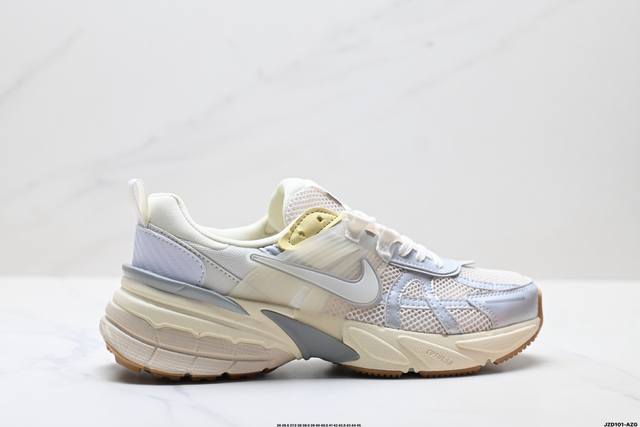 真标Nike V2K Run 复古风潮 耐克 网面透气运动鞋 灰银紧致的鞋面材质提供良好的包裹性鞋侧 Swoosh以及鞋头部分搭配增添不少亮点的镀铬细节鞋垫上印