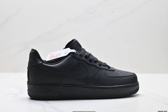 真标耐克Nike Air Force 1’07空军一号低帮百搭休闲运动板鞋。柔软、弹性十足的缓震性能和出色的中底设计，横跨复古与现代的外型结合，造就出风靡全球三