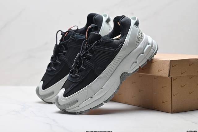 公司级Nike Zoom Vomero Roam 耐克 复古休闲运动慢跑鞋 采用环保纤维革饰片组合网眼布鞋面材质 升级正确后跟Tpu加固 耐弯折热塑框架支撑鞋身