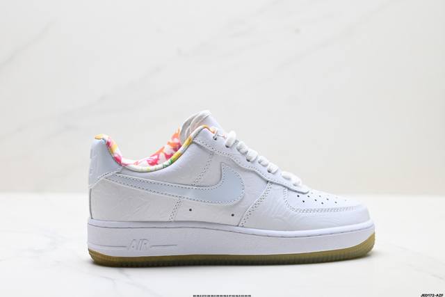 公司级耐克Nike Air Force 1’07空军一号低帮百搭休闲运动板鞋。柔软、弹性十足的缓震性能和出色的中底设计，横跨复古与现代的外型结合，造就出风靡全球