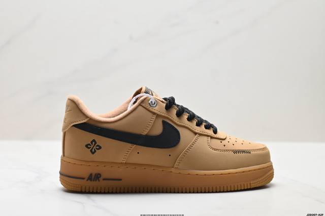 真标耐克Nike Air Force 1’07空军一号低帮百搭休闲运动板鞋。柔软、弹性十足的缓震性能和出色的中底设计，横跨复古与现代的外型结合，造就出风靡全球三