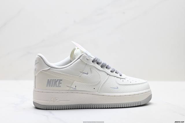 公司级耐克Nike Air Force 1‘07 空军一号低帮百搭休闲运动板鞋。柔软、弹性十足的缓震性能和出色的中底设计，横跨复古与现代的外型结合，造就出风靡全