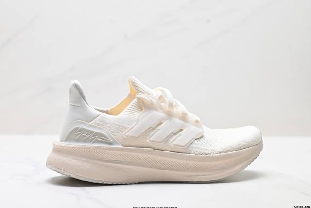 公司级Y-3 Adidas Ultraboost 5 阿迪达斯 耐磨缓震 Boost 爆米花 休闲运动跑鞋 采用网材搭配反光皮革鞋面 配上Stretchweb网