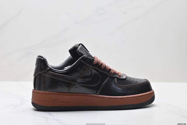 真标耐克Nike Air Force 1’07空军一号低帮百搭休闲运动板鞋。柔软、弹性十足的缓震性能和出色的中底设计，横跨复古与现代的外型结合，造就出风靡全球三
